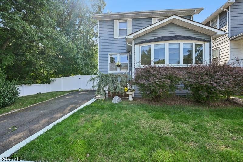 Step into this delightful 1925 single family home nestled on a generous 50 x 90 lot.