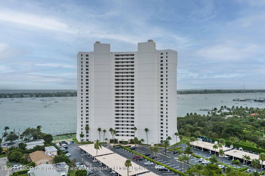 Beautiful 2BD 2BA apartment located on the Intracoastal Waterway with views from every room.