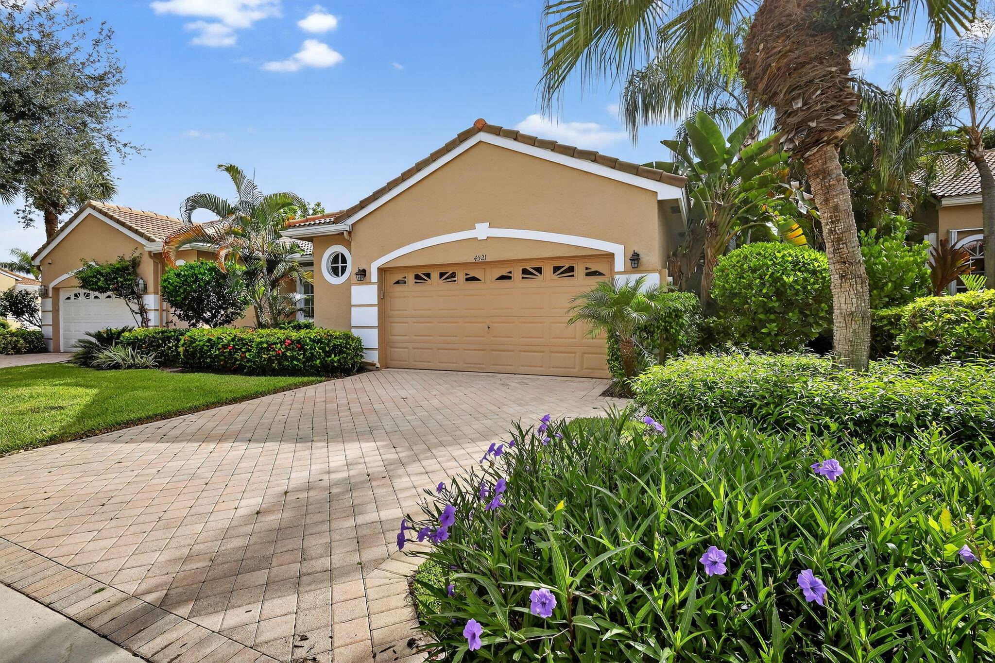 This lovely villa is located in Cambridge Wycliffe Golf Country Club.
