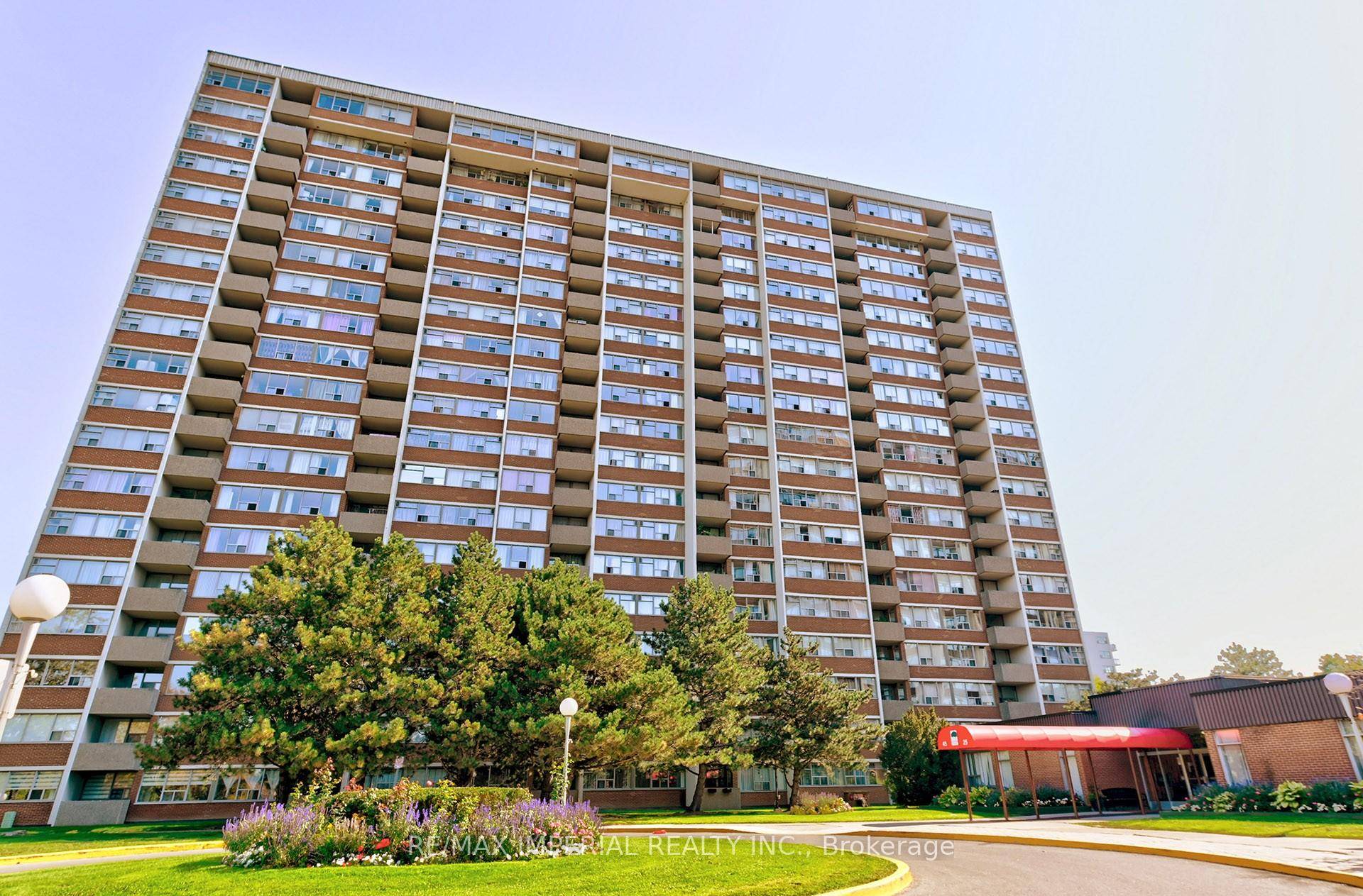 Priced to Sell. Welcome to this 1 1 Unit Situated in this Highly Desired Neighborhood.