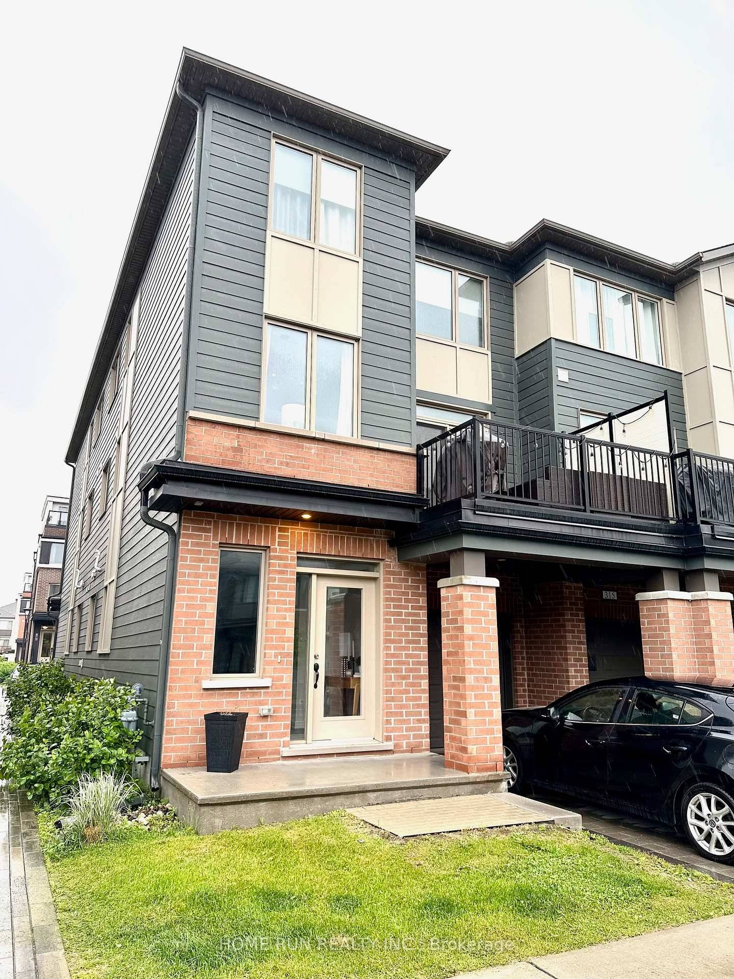 Well maintained 3 story modern townhome situated in desirable Wateridge Village.