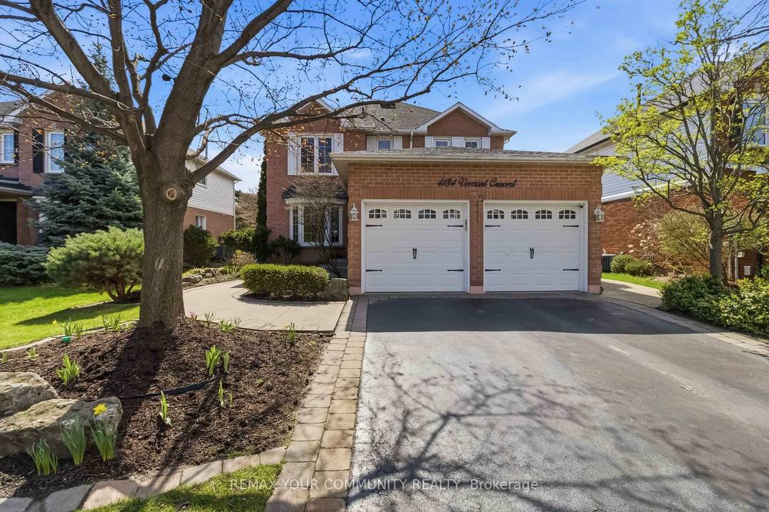 Welcome Home ! Exceptional 4 2 Bedroom, 4 1 bathroom detached home located in the prestigious Millcroft Golf Community, nestled on a quiet, family friendly street.