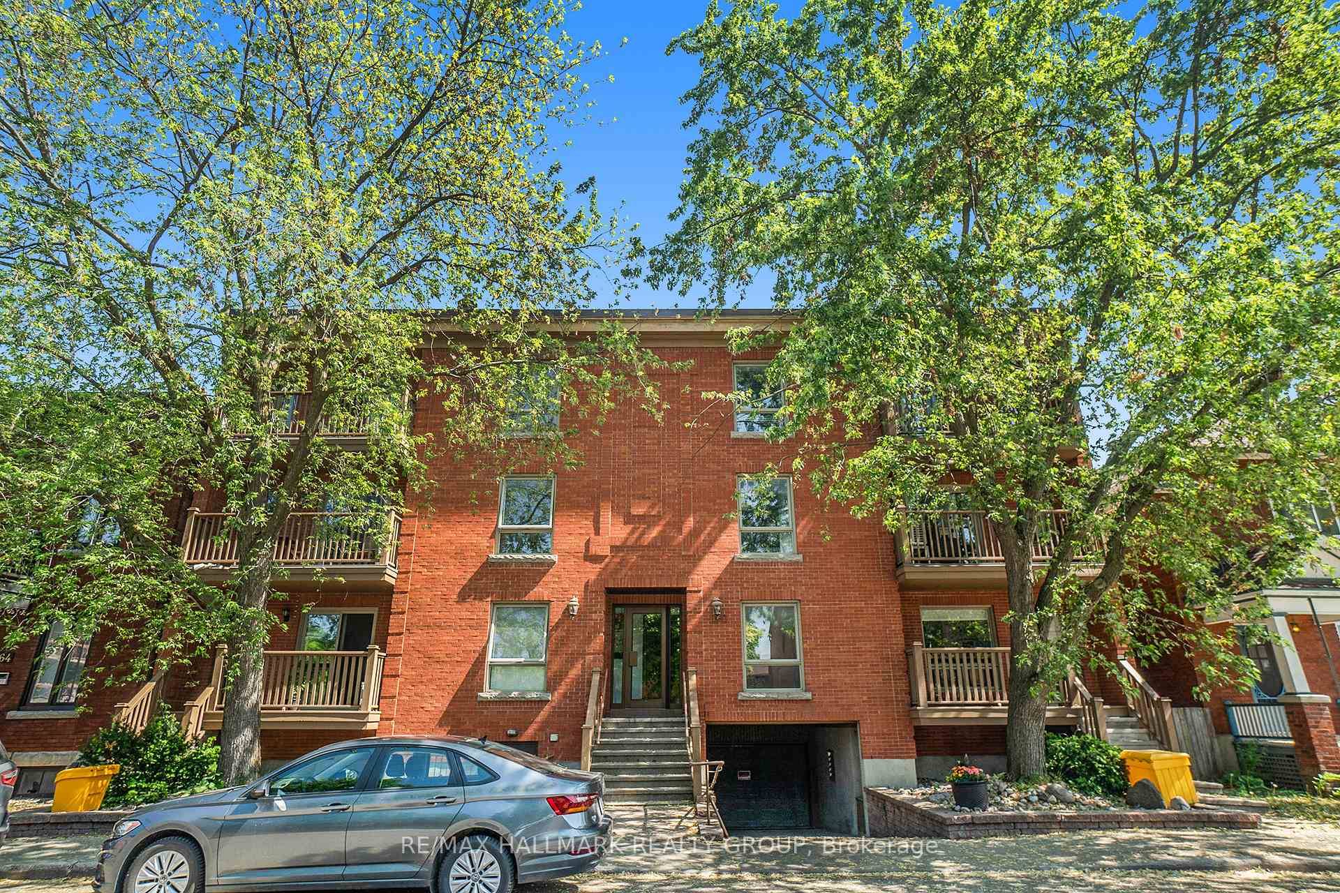Located in the heart of Lower Town, this spectacular walk up unit is sure to impress !
