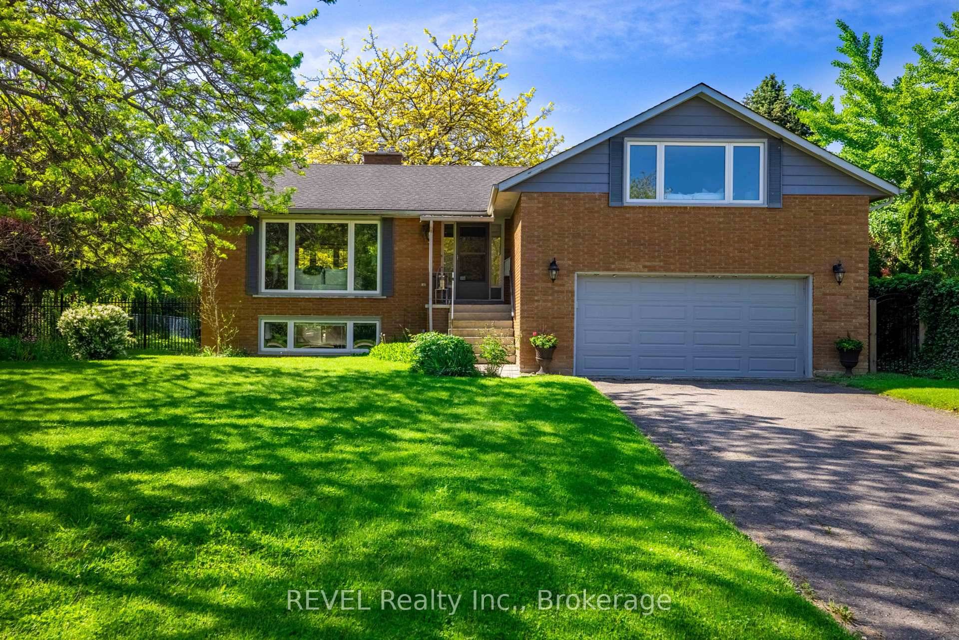 This versatile home in the heart of Niagara on the Lake offers a fantastic layout.