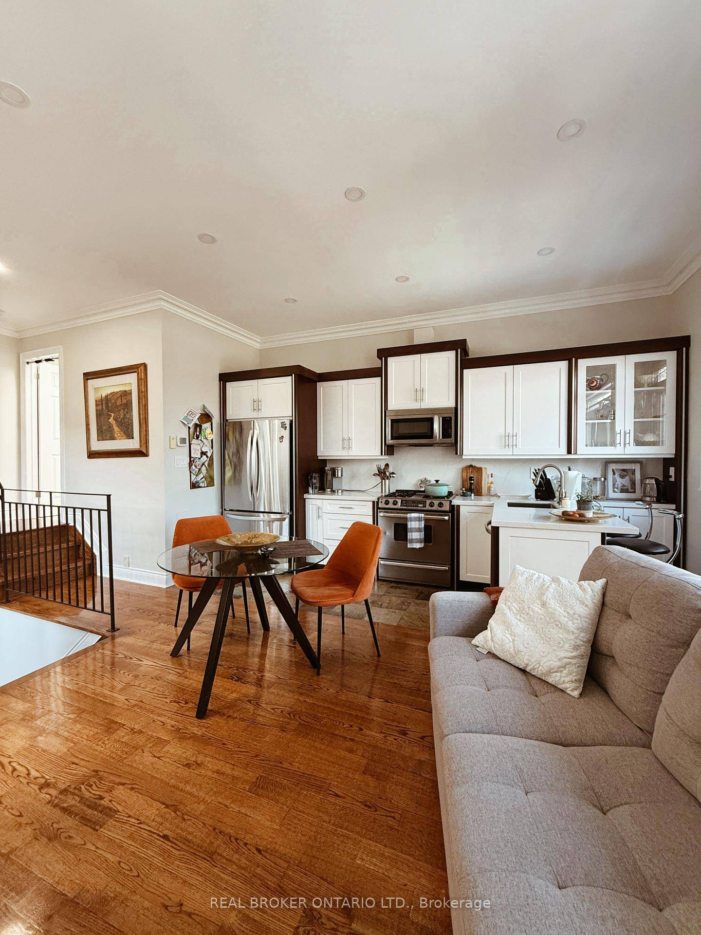 Say hello to this bright and modern 2 Bed 1 Bath Apartment situated at Royal York Rd amp ; Dundas St West !