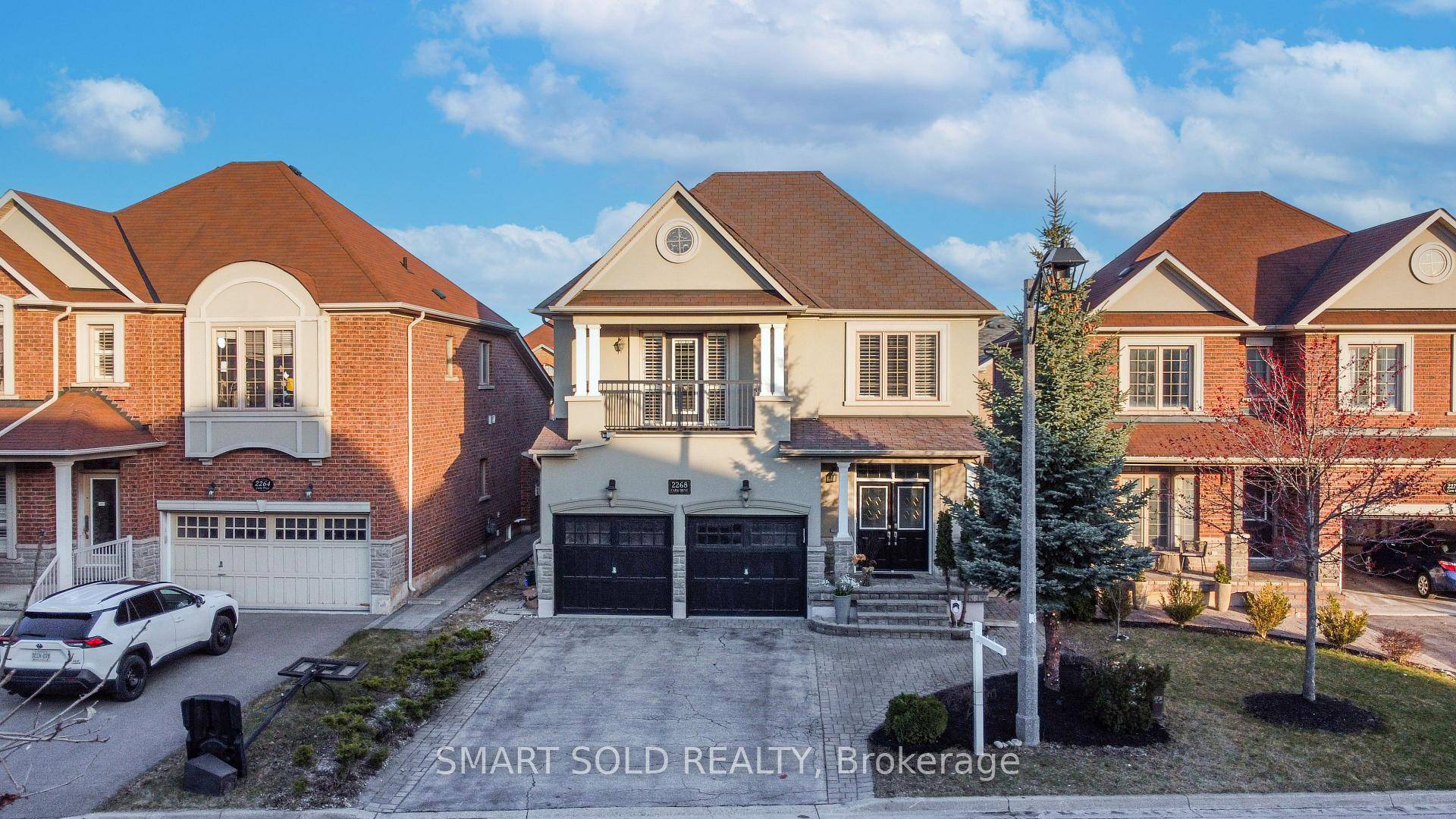Luxury modern home and sought after community in prestigious west Oaks Trail in Oakville !
