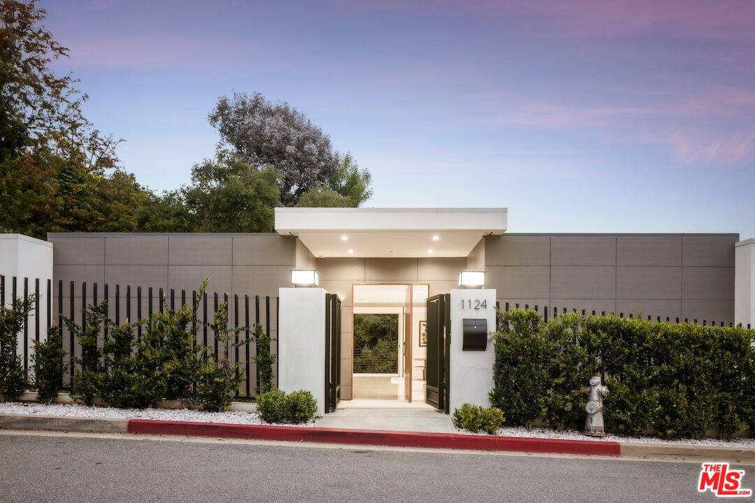 1124   Summit Dr 3BR Beverly Hills Post Office | B.H.P.O. La