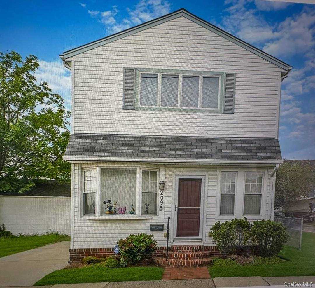Beautiful Home at beginning of Bay Park.