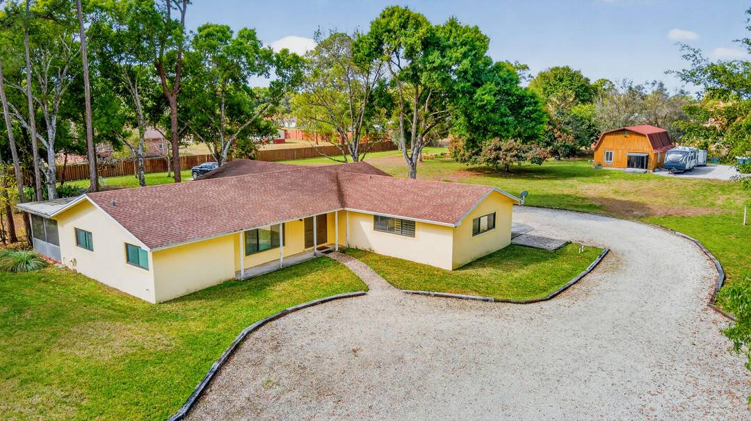 Just minutes from Wellington's world class equestrian venues, this home in the highly sought after Palm Beach Little Ranches sits on over 2 acres with direct access to miles of ...