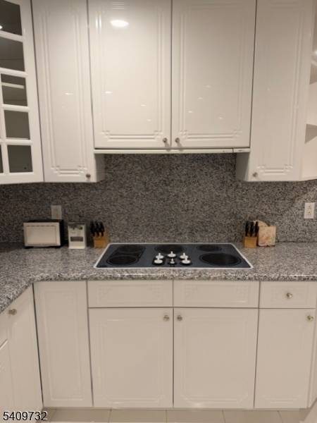 LUXERY UNIT, BEST LOCATION, PRIVATE AND QUIET, BACKS TO WOODED AREA, THIS SPACIOUS UNIT IS ONE OF A KIND, YOU ENTER THE TWO CAR GARAGES TO A HUGE LIVING ROOM ...