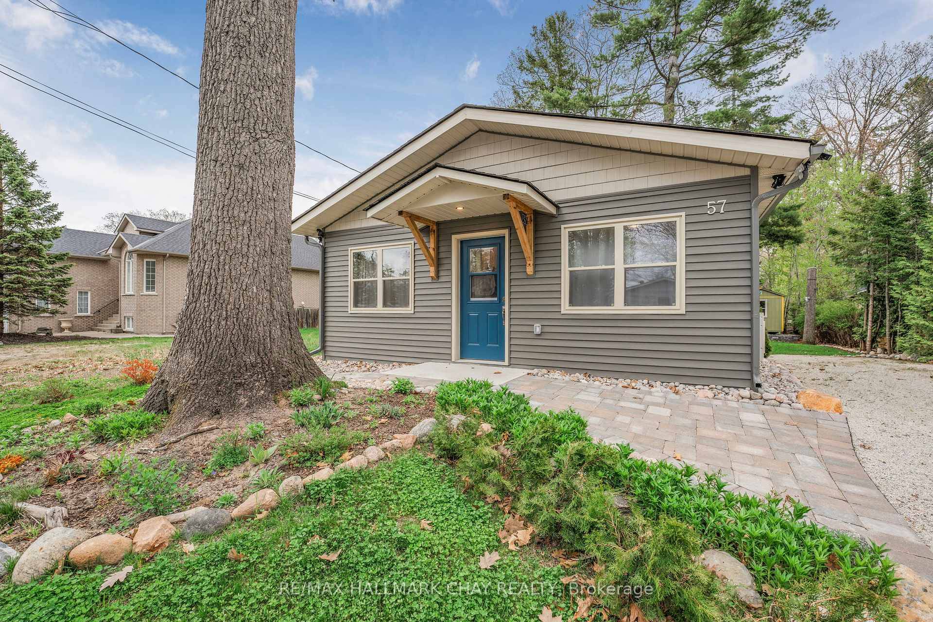 Discover your perfect getaway with this beautifully renovated 3 season home, ideally located just a short walk to the sandy shores of Wasaga Beach and close to all essential amenities.