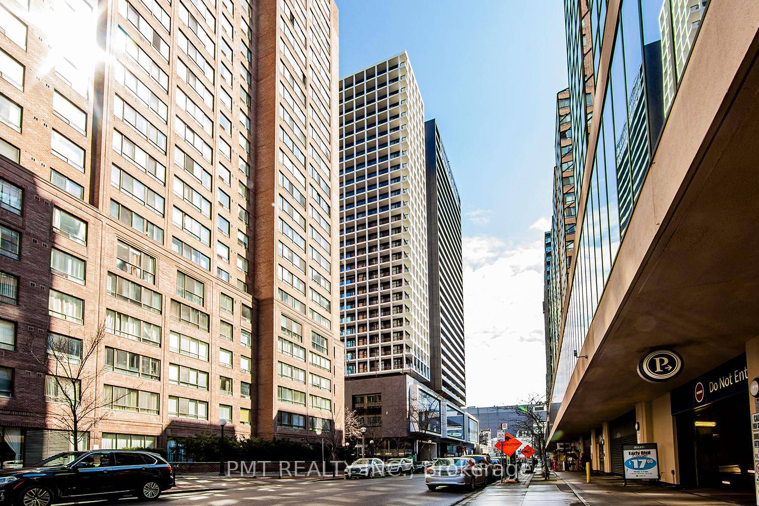 Junior 1 Bed Condo in the Heart of Downtown !
