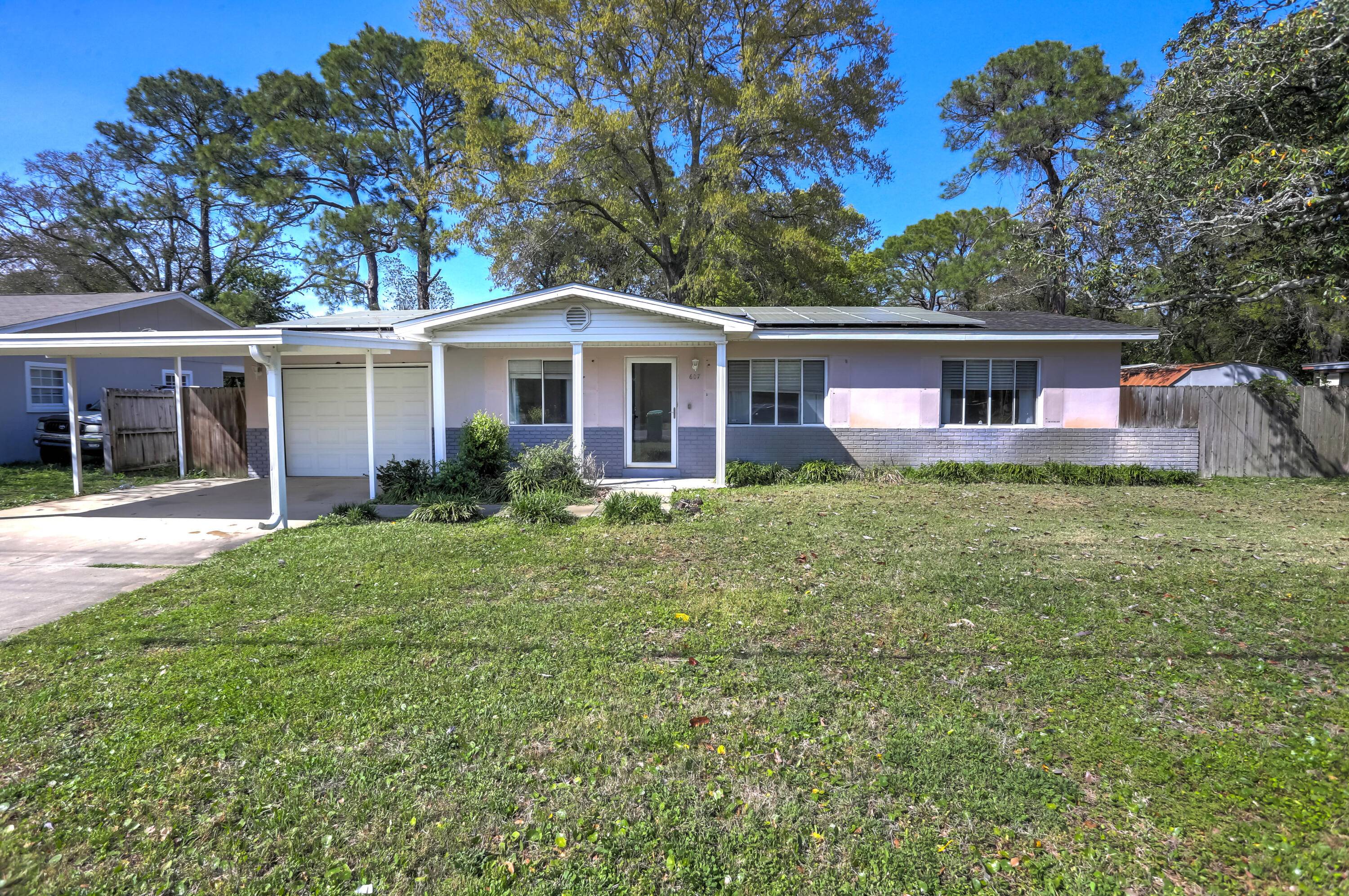 SELLER FINACING AVAILABLE FINANCIAMIENTO DISPONIBLE Step into your dream home with this beautifully updated gem, located just minutes from the sparkling beach.