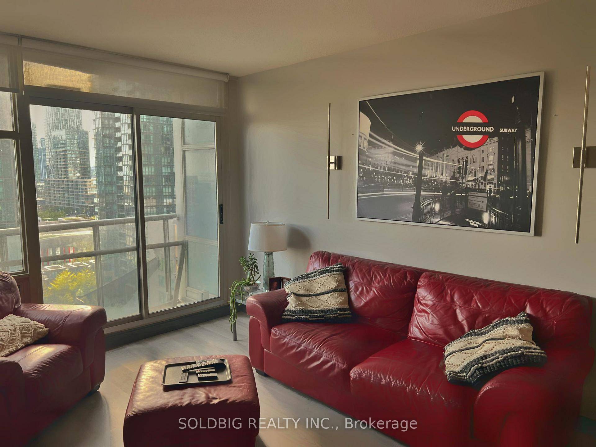 Luxurious Condo in Harborview Phase 2 with Stunning Lake Views !