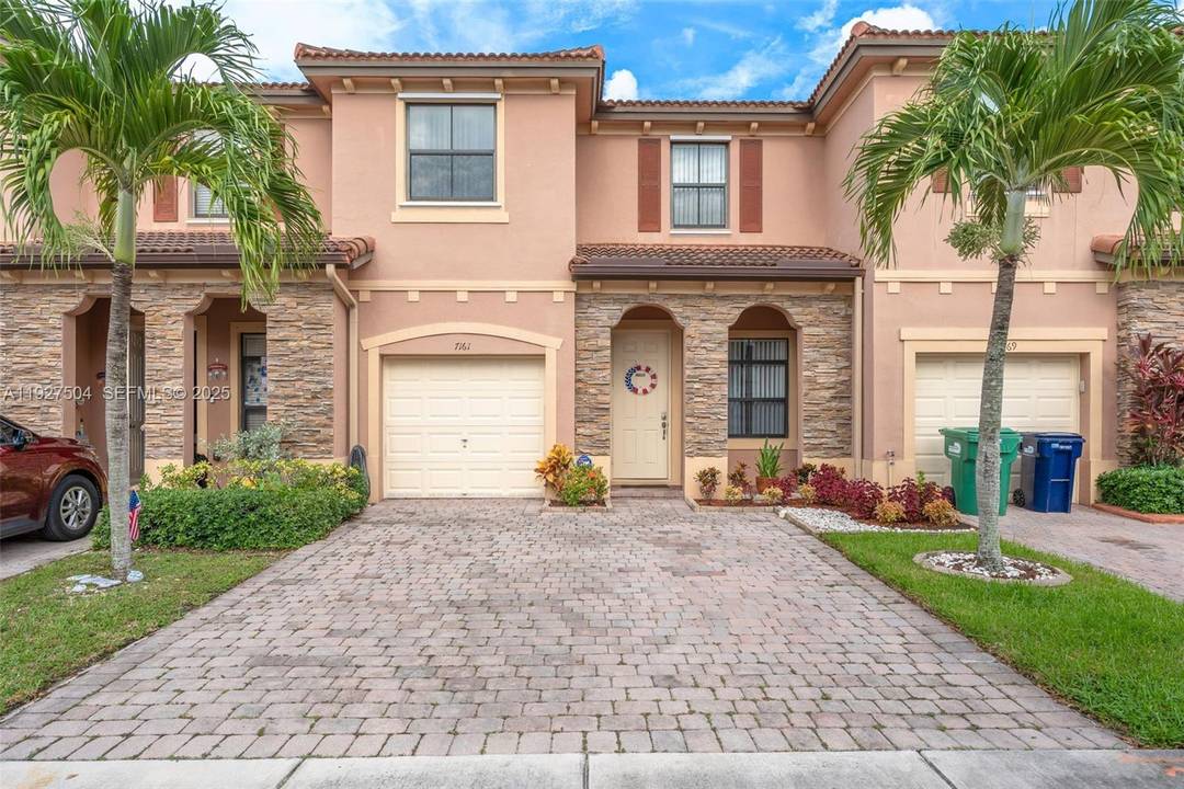 West Kendall ! This beautifully maintained, spacious 3 bedroom, 2.