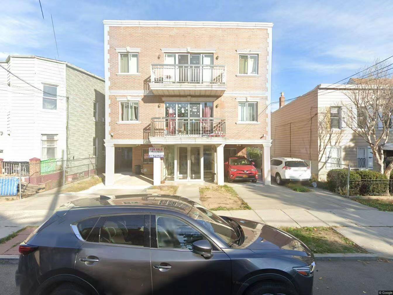 Beautiful 2 Bed, 2 Bath Condo in prime Corona Location.