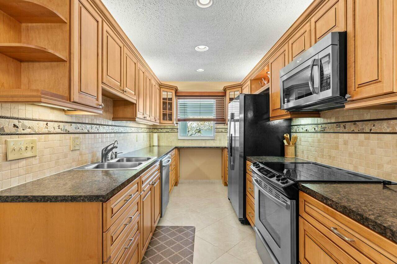Charming 1 bedroom, 1 bathroom condo in a prime Delray Beach location !
