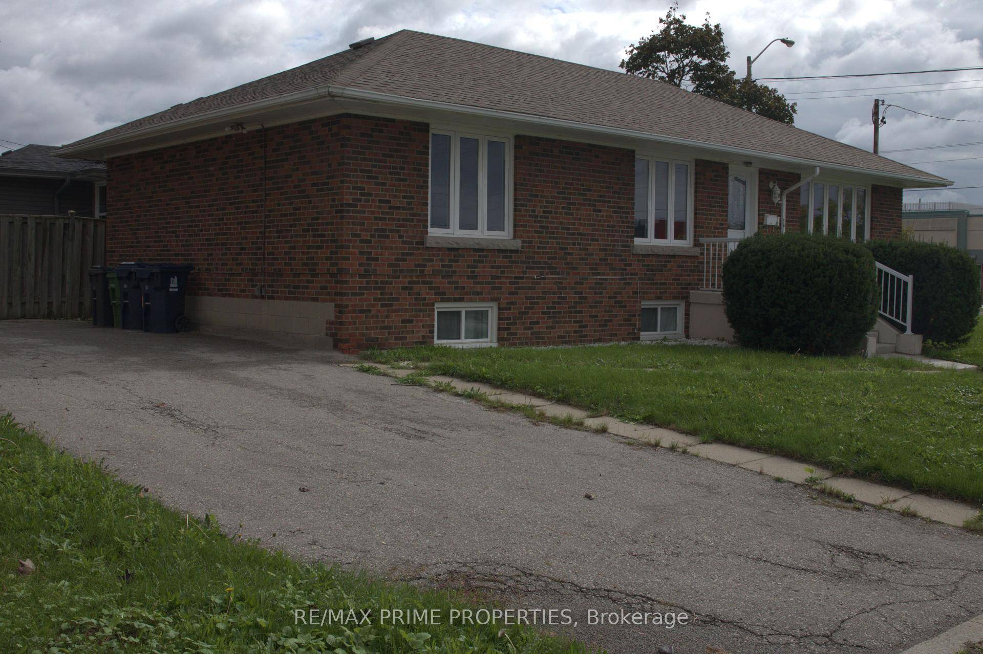 Charming 3 Bedroom Bungalow for Lease in a Prime Location !