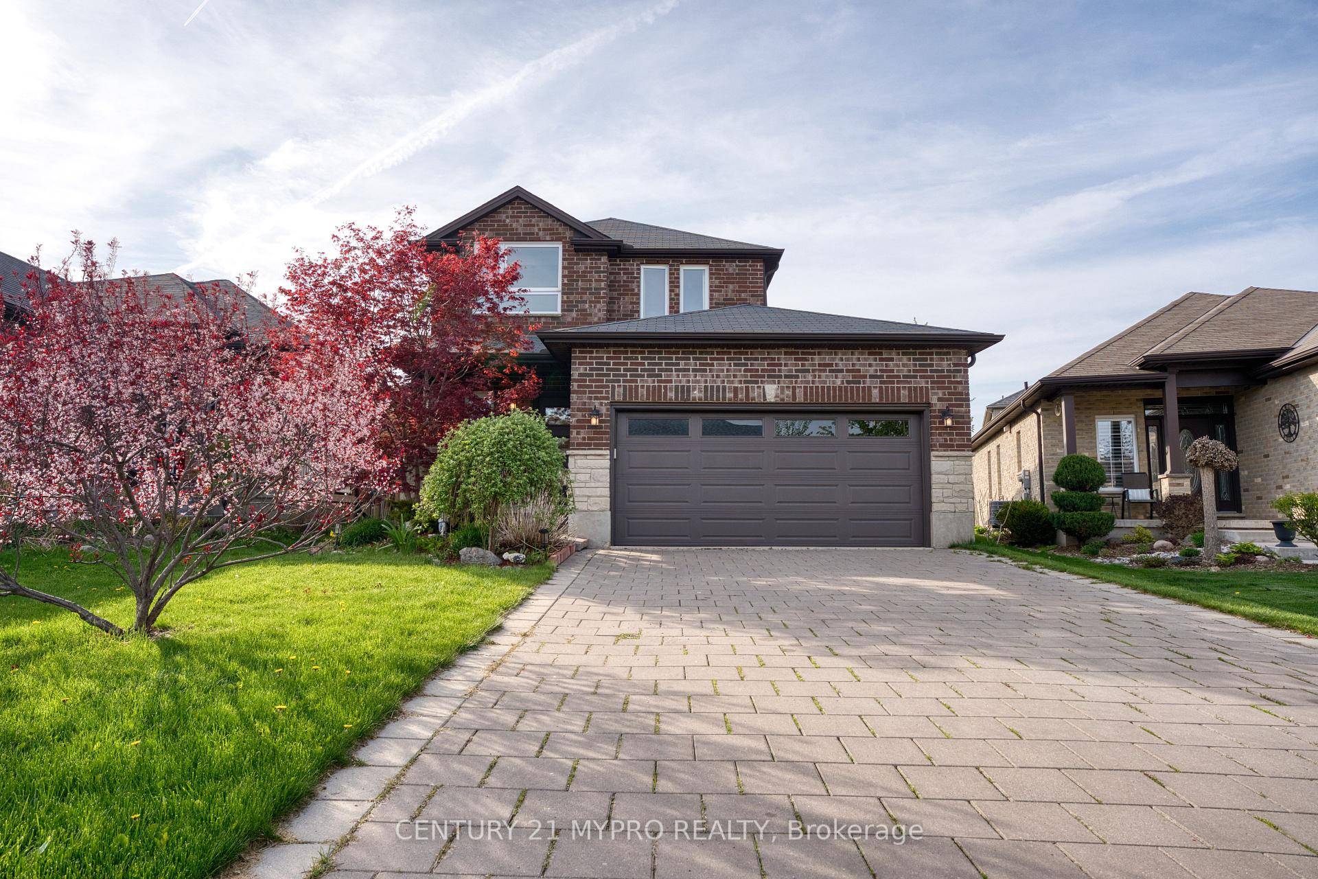 Stunning 3 beds, 2. 5 baths modern home on a quite crescent in sought after North London Oakridge Neighborhood.
