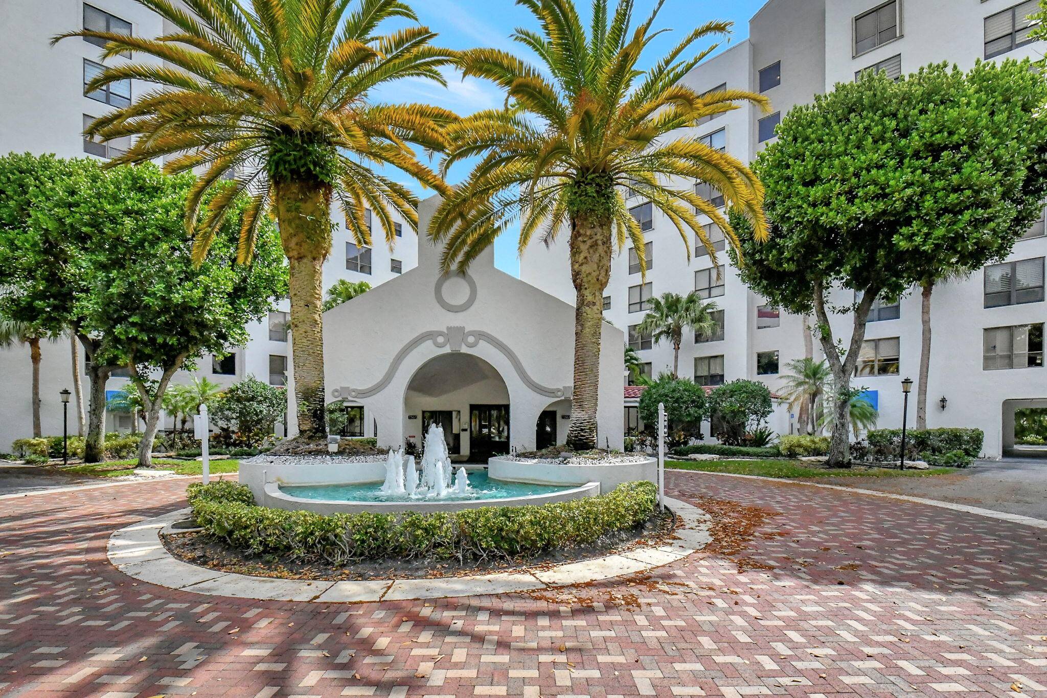 Stunning 3 Bedroom Condo with Golf Water Views.