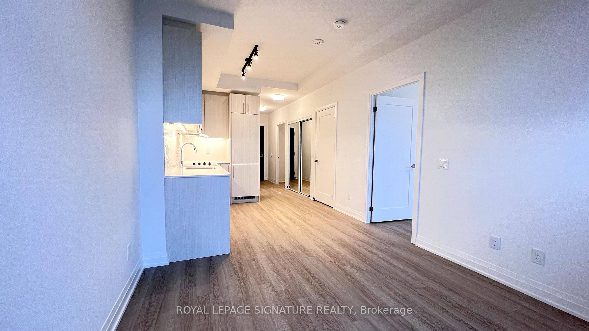 Welcome to a modern and stylish 1 bedroom plus den, 2 bathroom unit at the highly sought after Linx Condos at 286 Main Street.