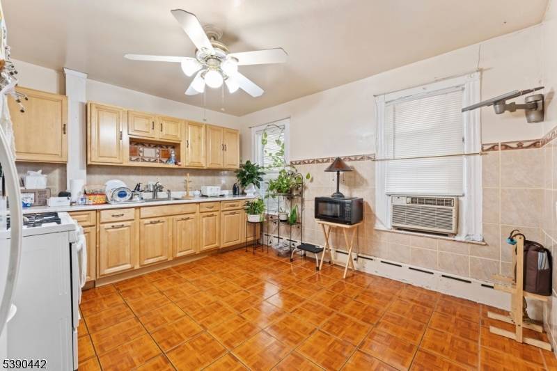 Single family features 2 beds and 1 full bath.