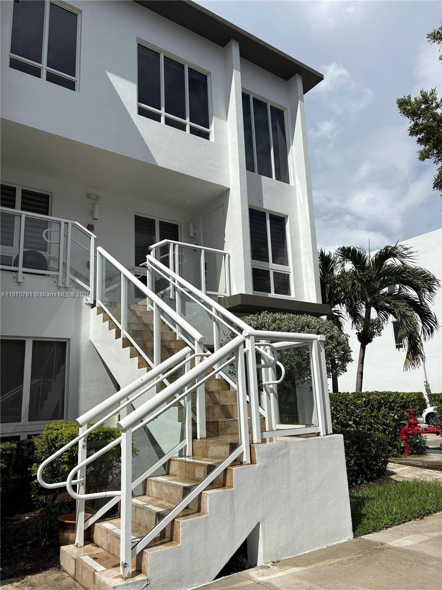 NICE HOME AT EXCLUSIVE LANDMARK DORAL 3BED 2 1 BATH.