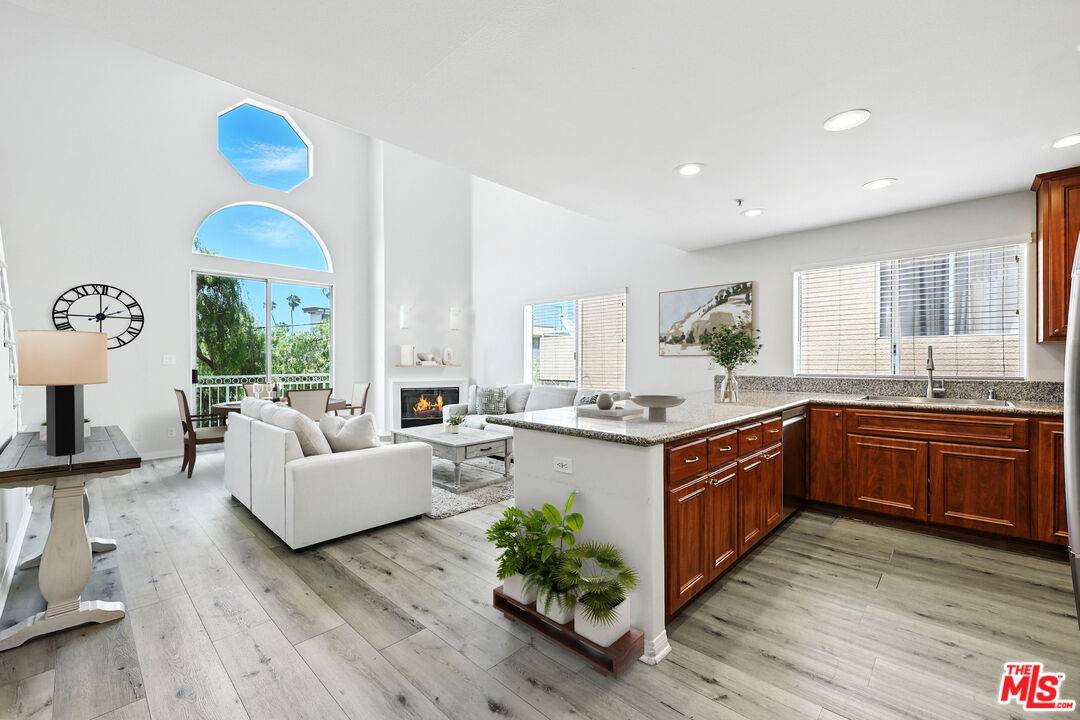 1211  S Shenandoah St 2BR Beverlywood La