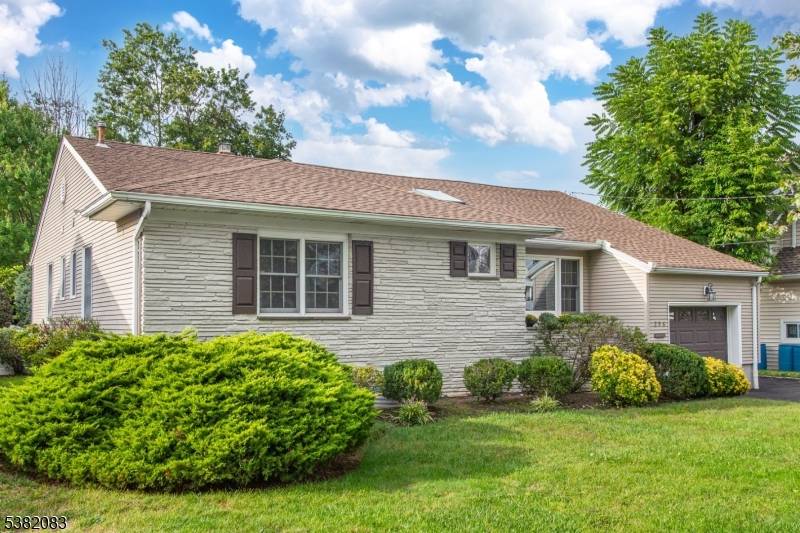 Welcome home to this beautifully maintained ranch offering 3 spacious bedrooms and 3 bathrooms, nestled on one of Springfield's most charming and conveniently located hidden cul de sacs, this home ...