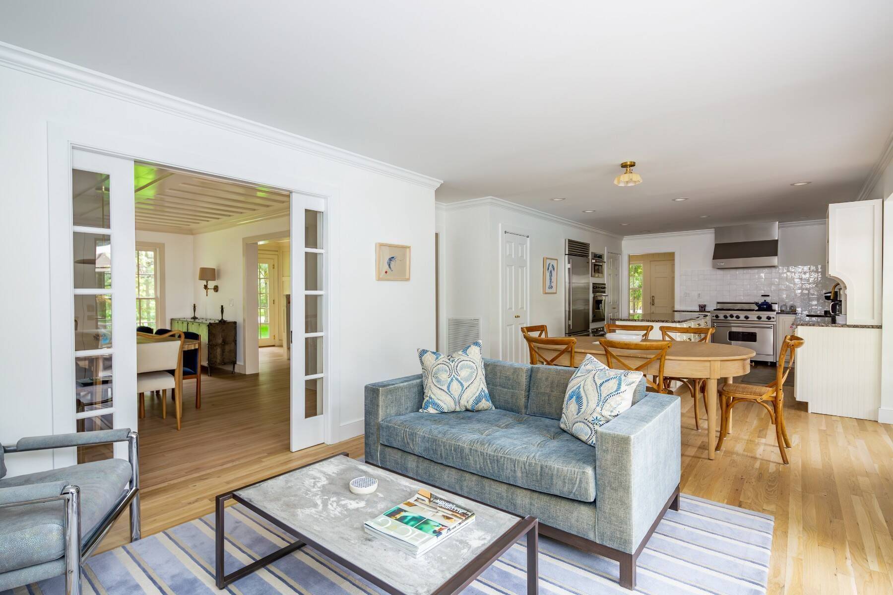 5 BEDS IN WAINSCOTT
