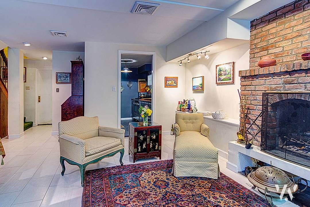 A private garden oasis awaits you in this very special extra wide townhouse duplex apartment, situated on a tree lined street in the heart of Chelsea.