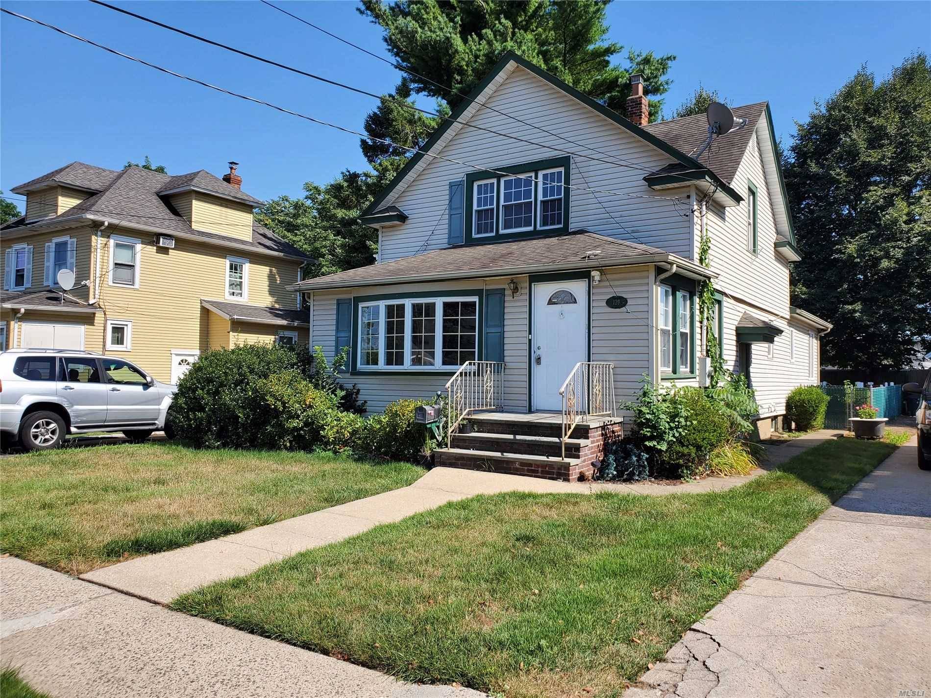 129 Marie Street W, Hicksville NY 11801