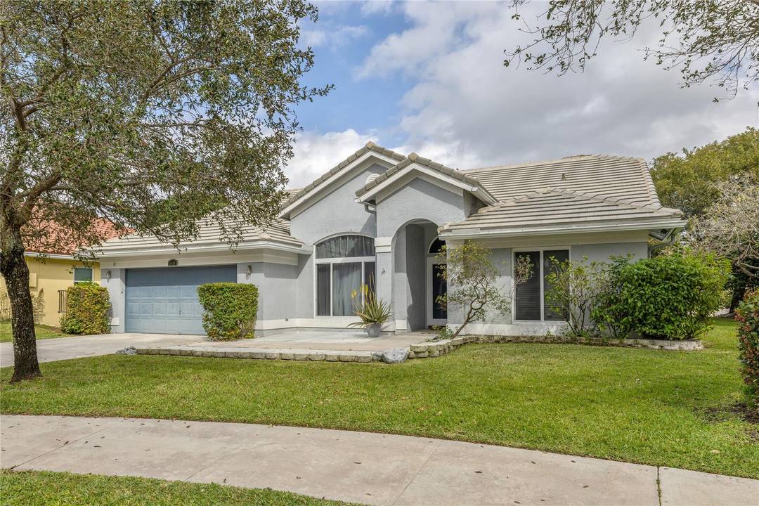 Beautiful 3BR 2BA rental with 2 car garage in desirable Coconut Creek !
