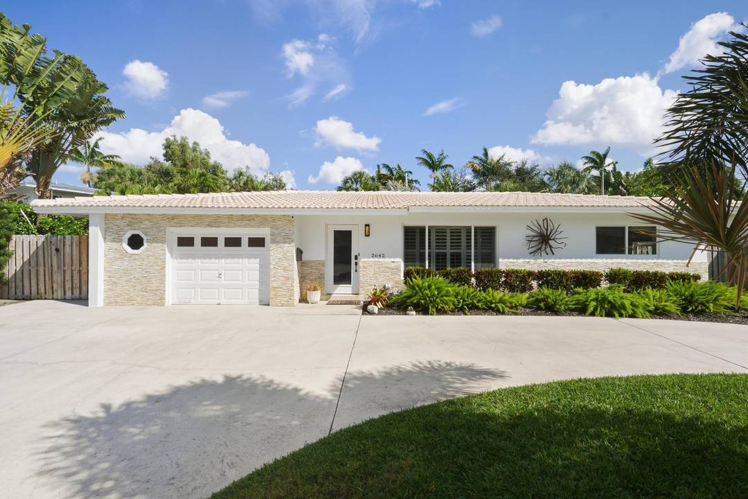 Live the Florida lifestyle in this beautifully updated Lighthouse Point home !