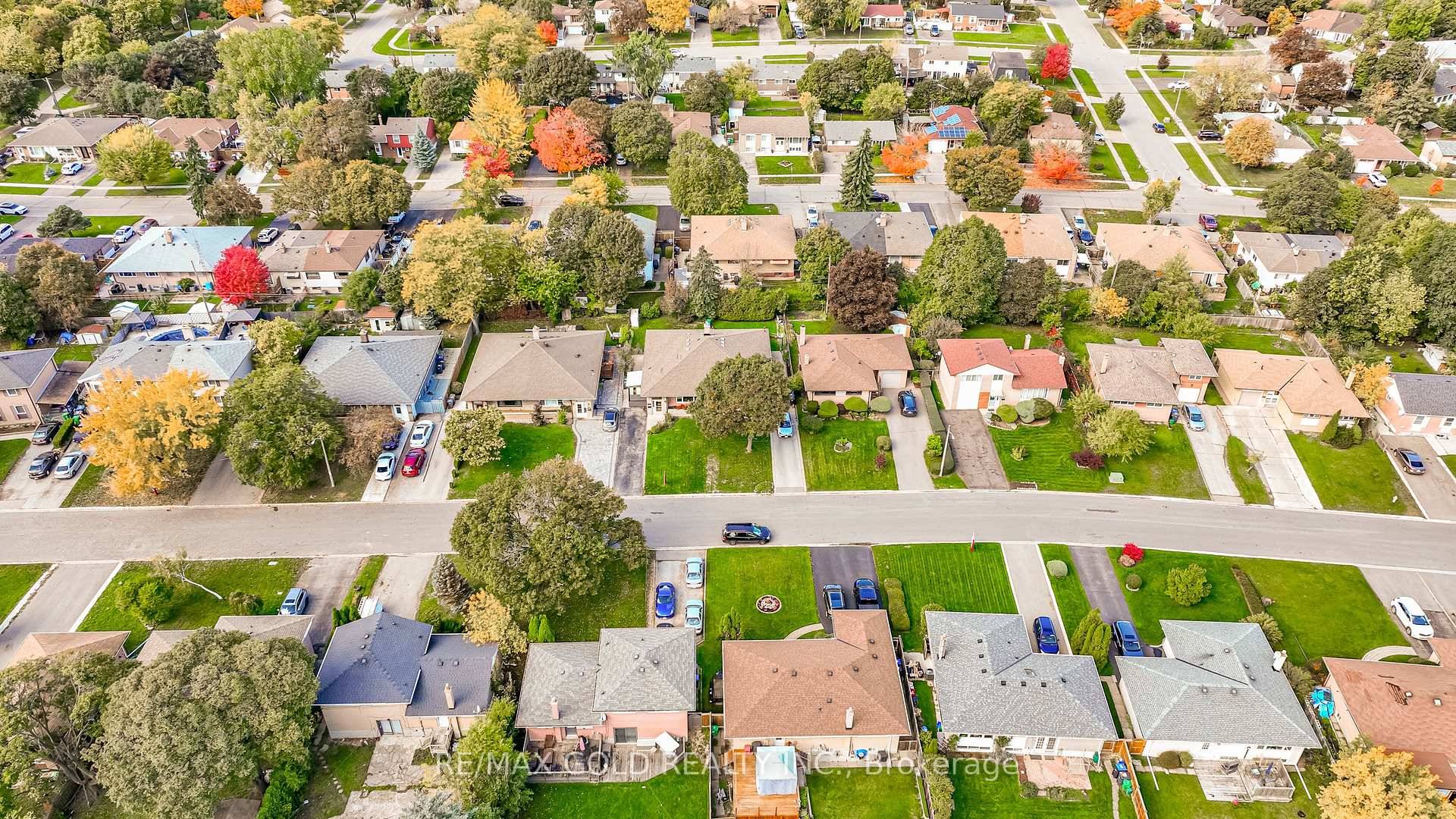 Welcome to 57 Alderbury Crescent, Brampton Well Maintained Beautiful 3 Bedrooms' Raised Bungalow in Desirable Neighborhood of Brampton Close to Go Station Located on 110' Deep Lot Features Bright and ...