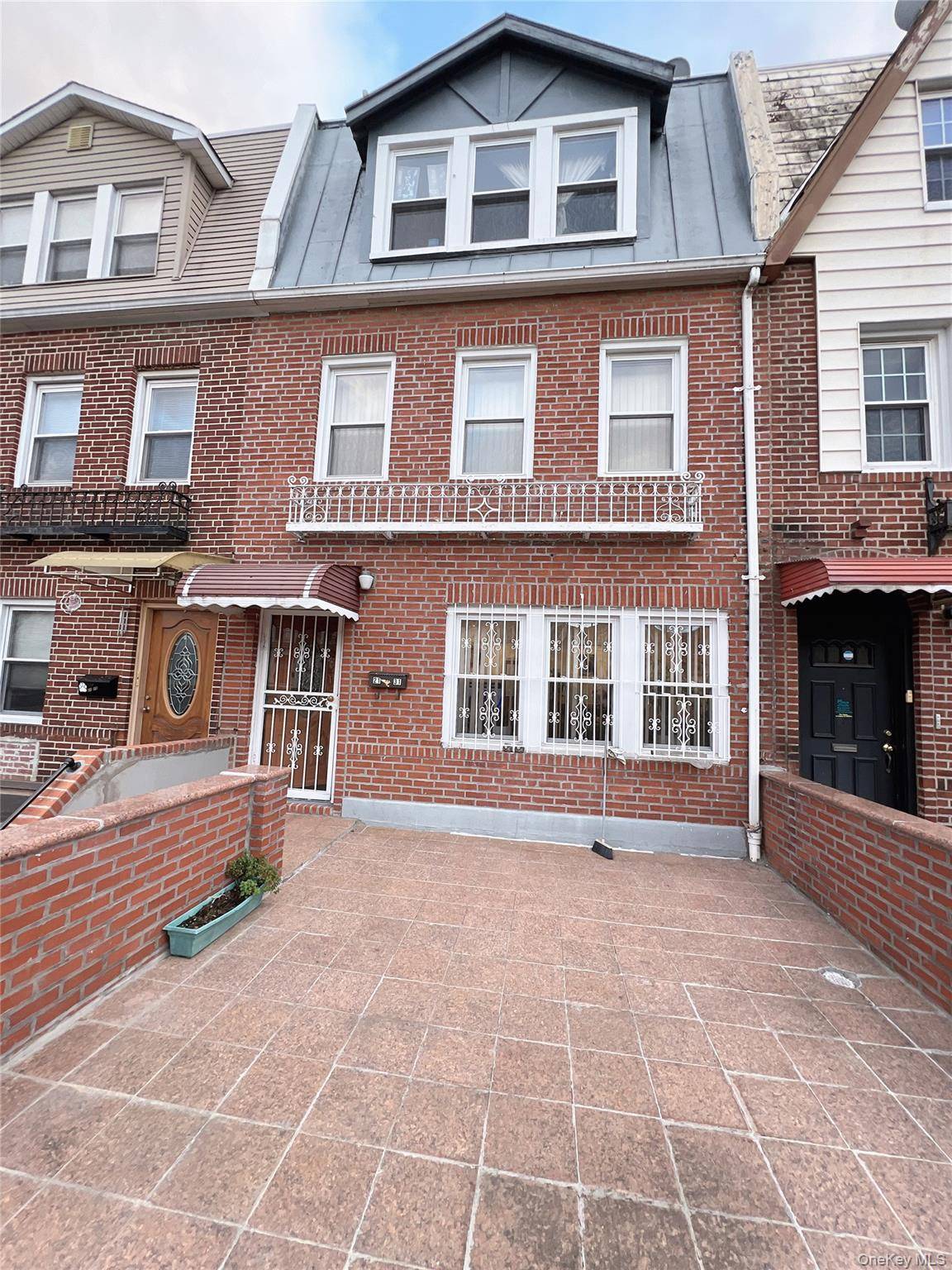 Fully renovated triplex in prime Astoria location !
