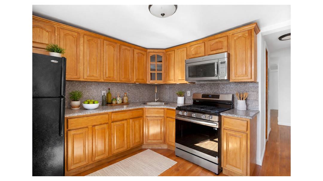 Description Two Bedroom in Prime Greenpoint Spacious, south facing two bedroom apartment on a quiet, tree lined block in one of Greenpoint's most desirable locations.