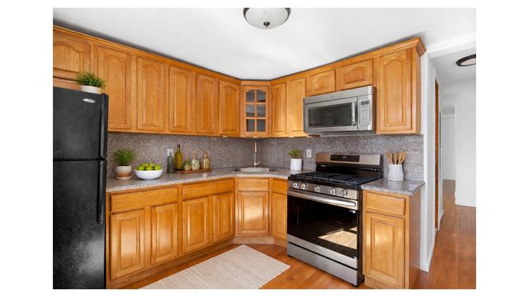 Description Two Bedroom in Prime Greenpoint Spacious, south facing two bedroom apartment on a quiet, tree lined block in one of Greenpoint's most desirable locations.