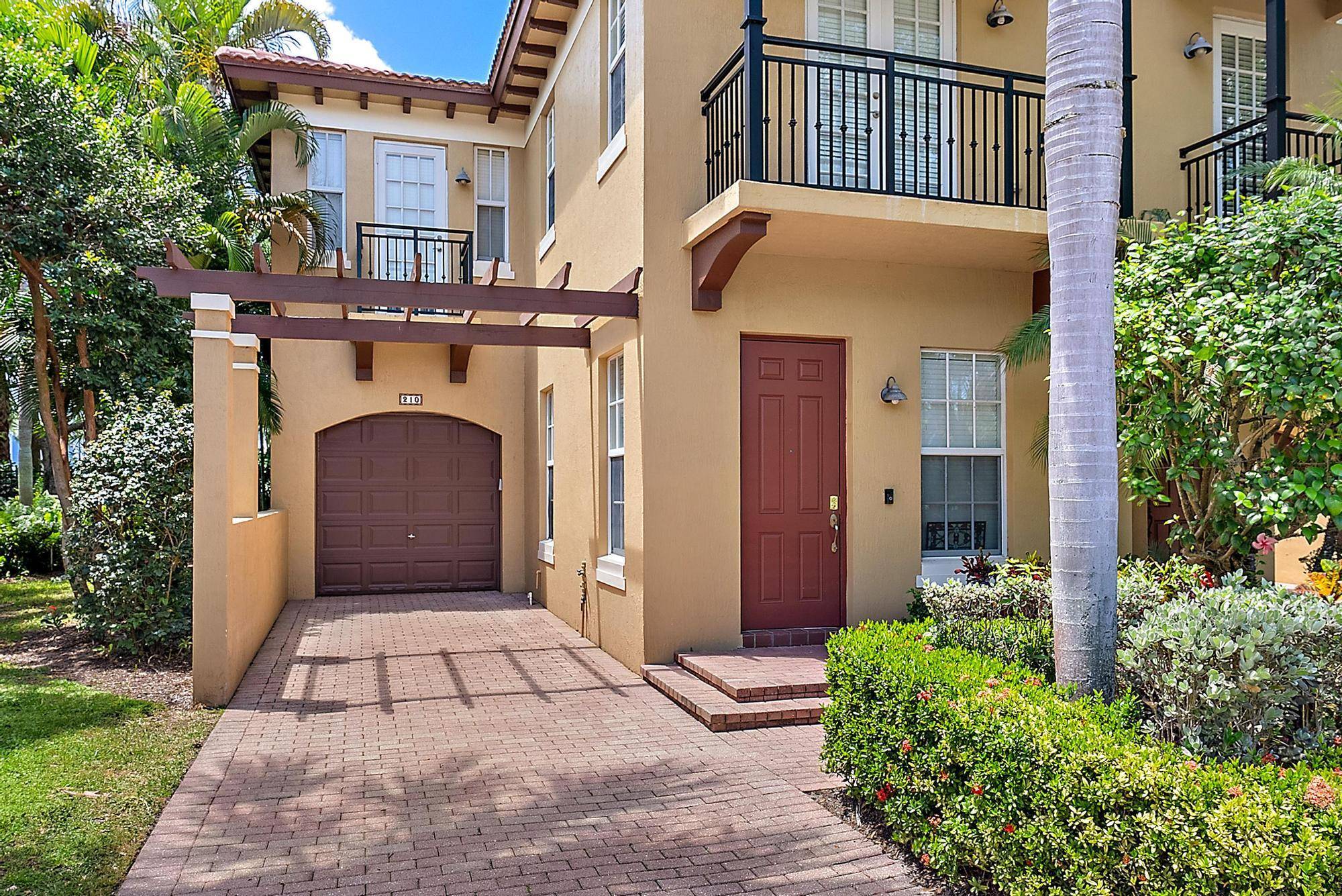 Great opportunity to own a beautiful townhome in Ventura Greens !