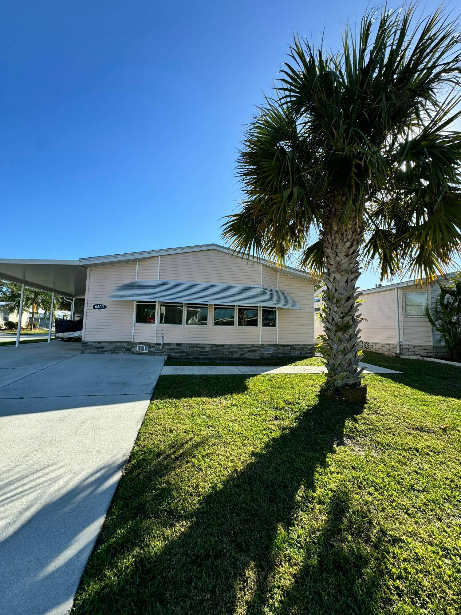 Absolutely gorgeous 2 bedroom 2 bath home in the desirable 55 community in Spanish Lakes Fairways.
