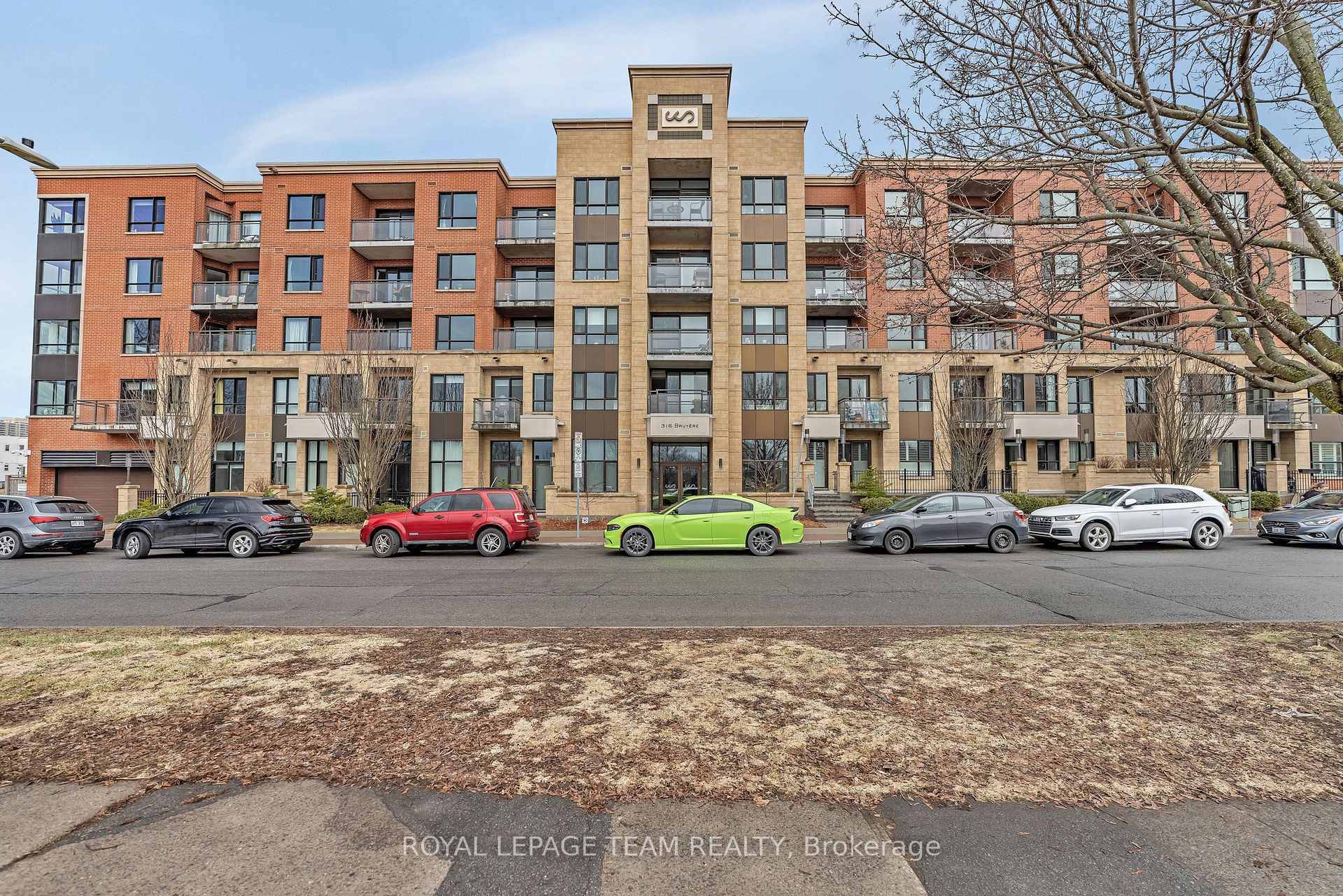 Nestled between the ByWard Market and New Edinburgh, this sophisticated 2 bedroom, 2 bath condo offers the perfect blend of urban convenience and tranquil living.