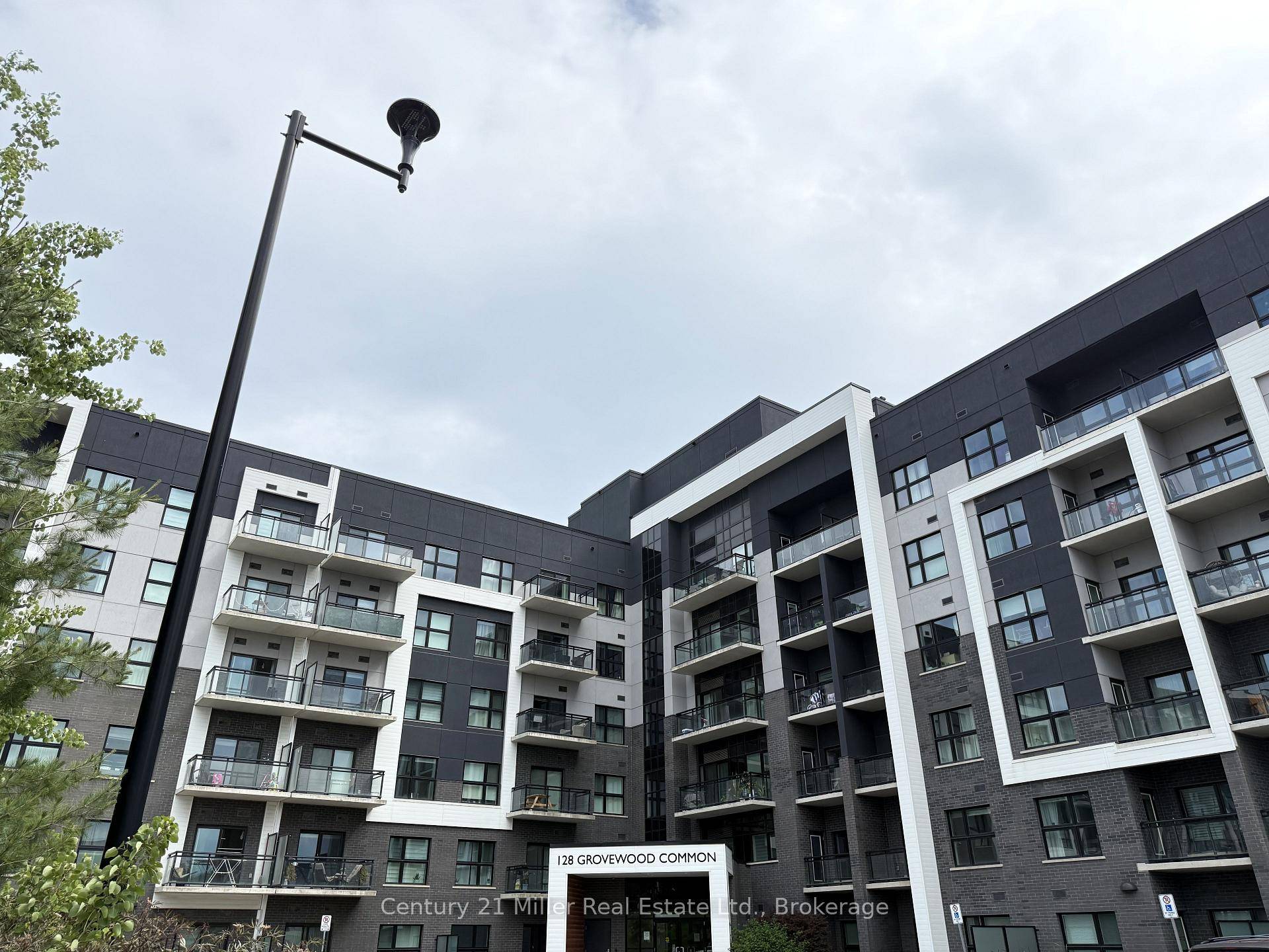 Welcome home ! A stylish and contemporary 1 bed den, penthouse suite located in a boutique upscale condo building in the heart of Oakville.