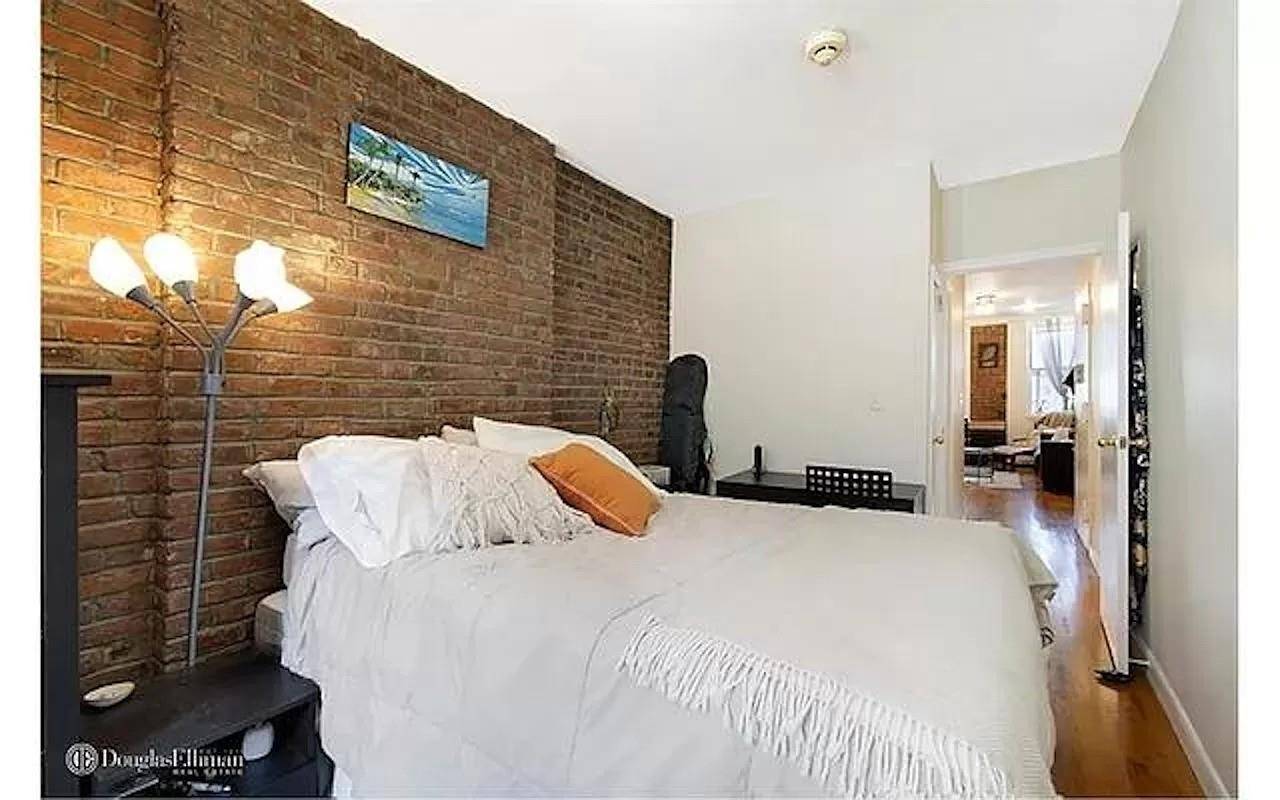 Welcome to 340 Atlantic Avenue, Unit 3 your own little slice of Boerum Hill bliss !