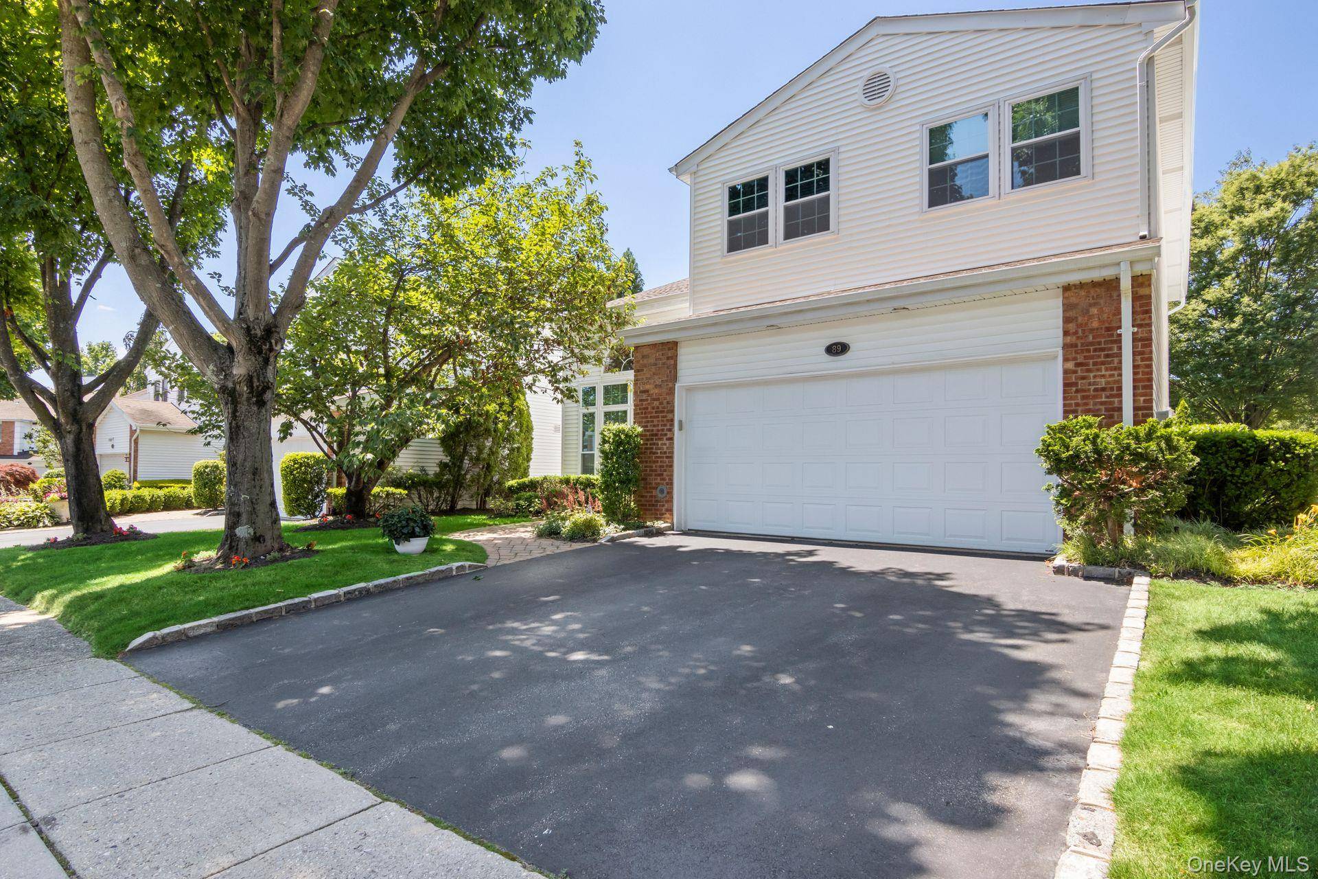 Elegant Fairway Home in The Hamlet Where Privacy, Luxury amp ; Scenic Views Meet Welcome to 89 Hamlet Drive, a rare and exceptional residence nestled along the fairway in the ...
