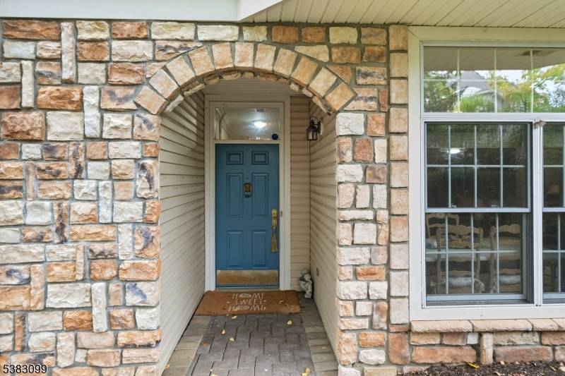 Enjoy ideal living, no step end unit Townhouse, the country club lifestyle living at the Regency Club !