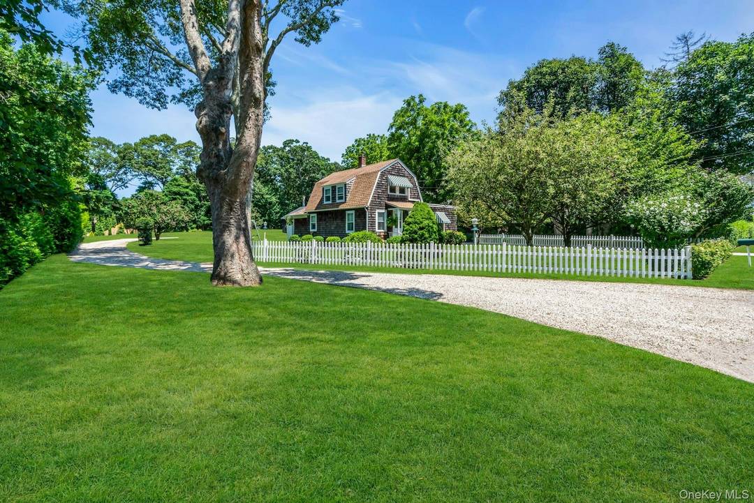 Located only 1. 3 miles from the iconic Shinnecock Hills Golf Club, this adorable and stylish 2 bedroom, 1 bathroom home is the ideal rental for the 2026 Shinnecock Open ...