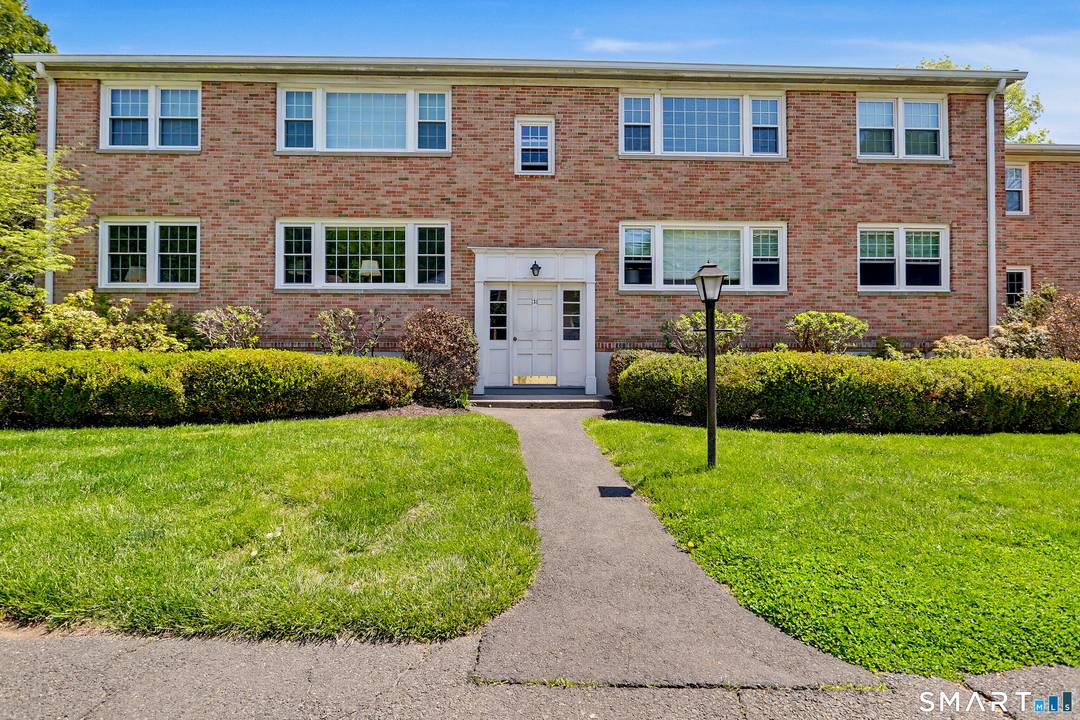Experience the best of New Canaan living in this impeccable first floor corner unit condominium in one of Fairfield's County's most sought after communities.