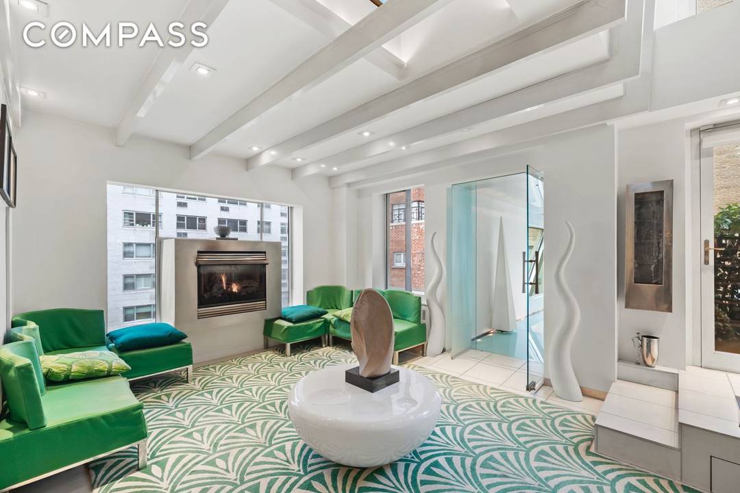 Available for the first time in a generation, the Finch Skybridge is one of Manhattan s most distinctive and architecturally significant residences.