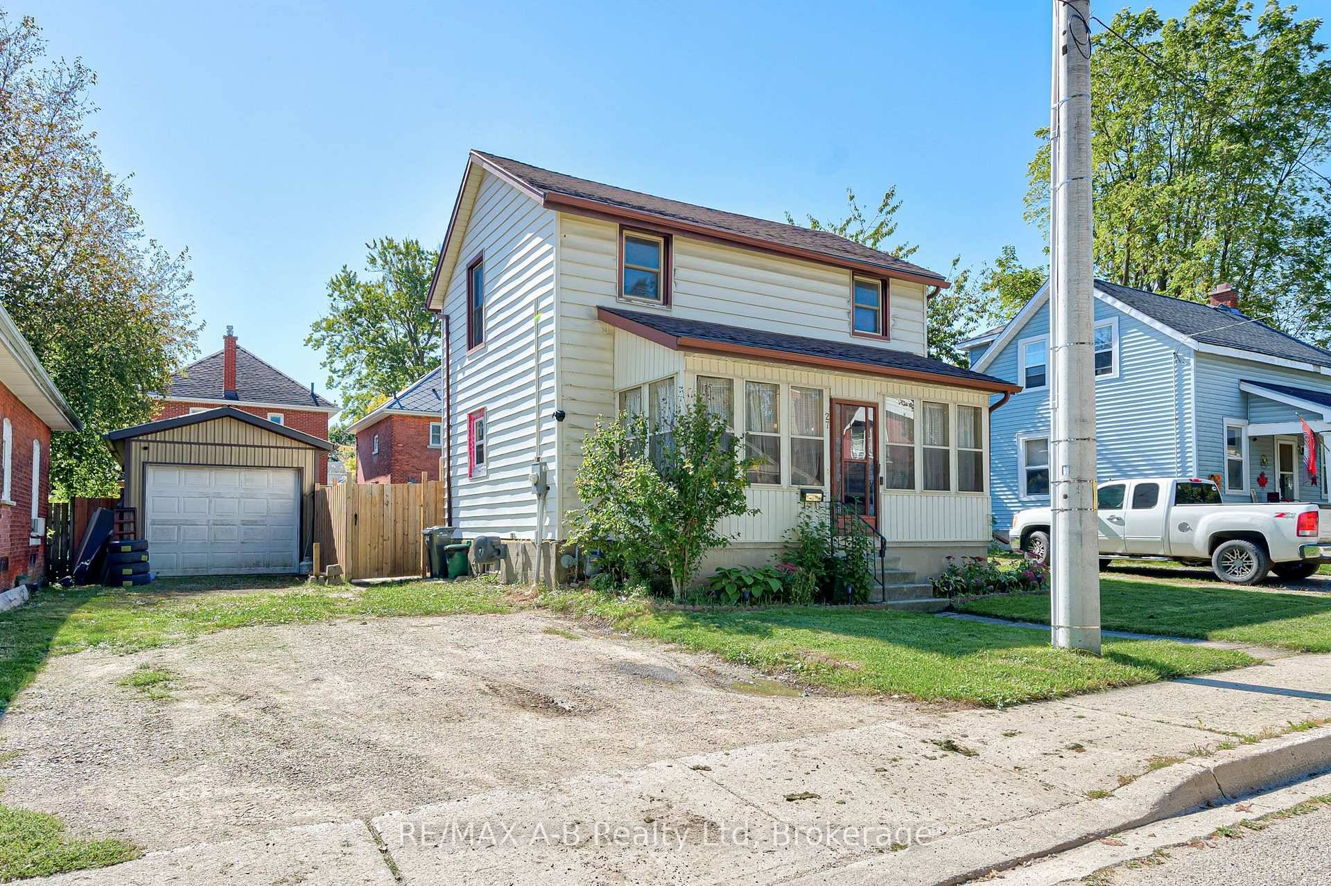 Get in before winter and Fall in love with this 4 bedroom, 2 bathroom home that's tucked into a great neighbourhood just minutes from downtown, schools, parks, grocery stores, and ...
