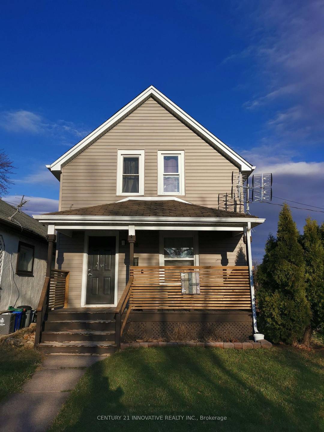 Only 3 Mins From The Highway, This 3 Bed, 2 Bath, 2 Storey Home Is Near Schools, Parks amp ; Shopping !